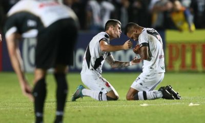 Pec e Alex Teixeira comemoram o terceiro gol do Vasco