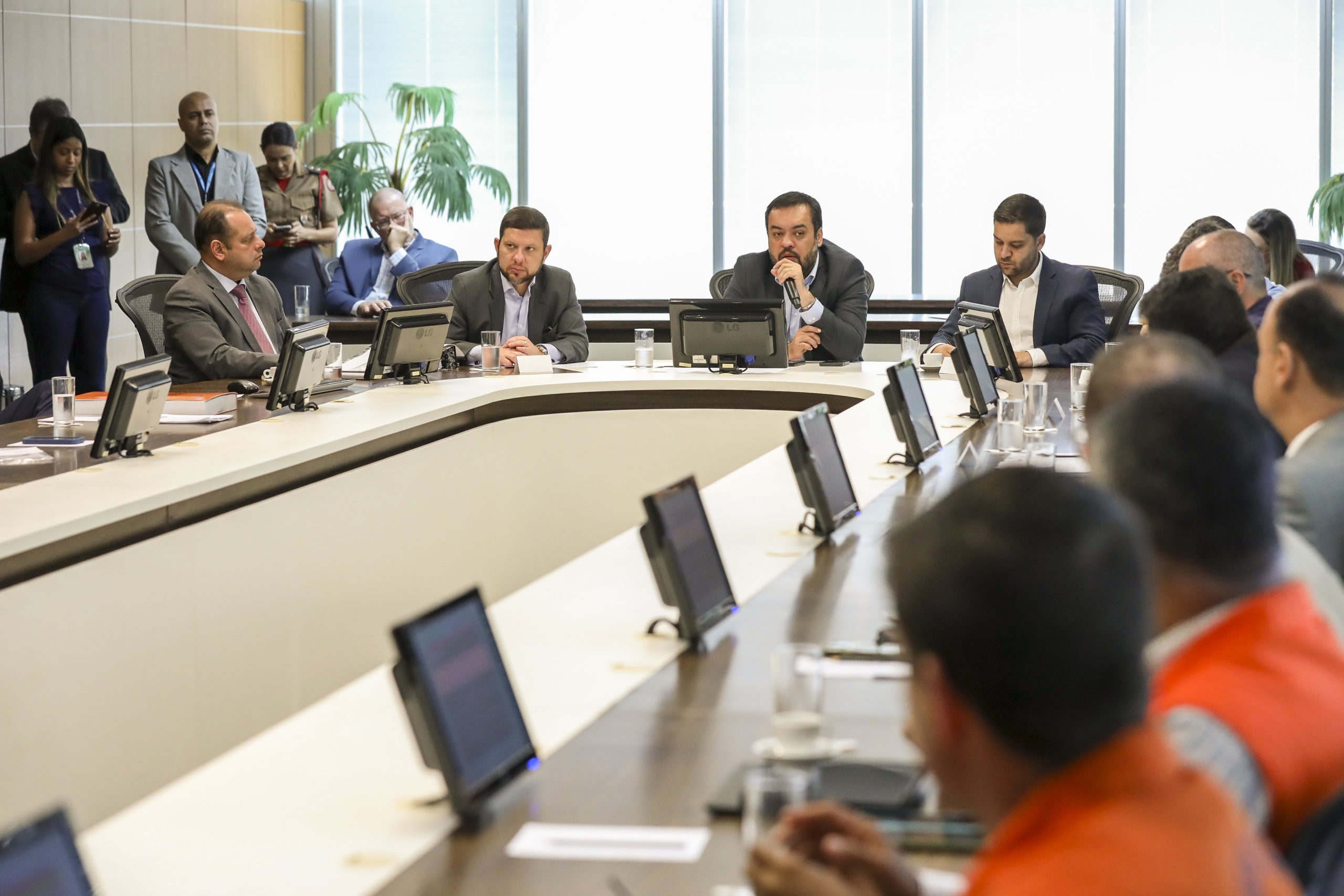 cláudio Castro em reunião sobre