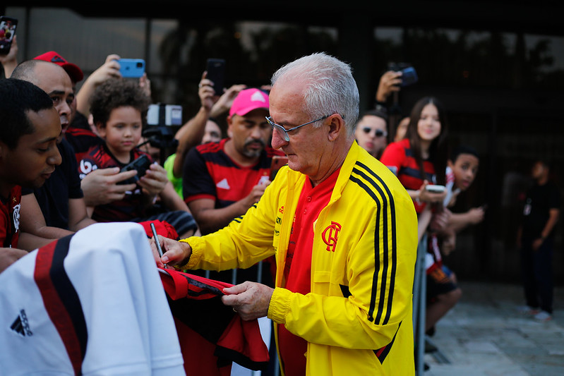 Dorival Jr dá autógrafos em São Paulo