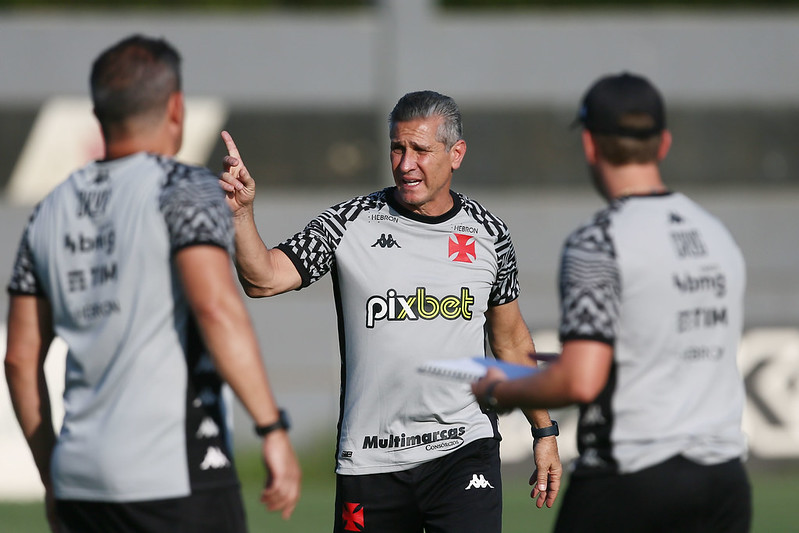 Jorginho comanda treino do Vasco