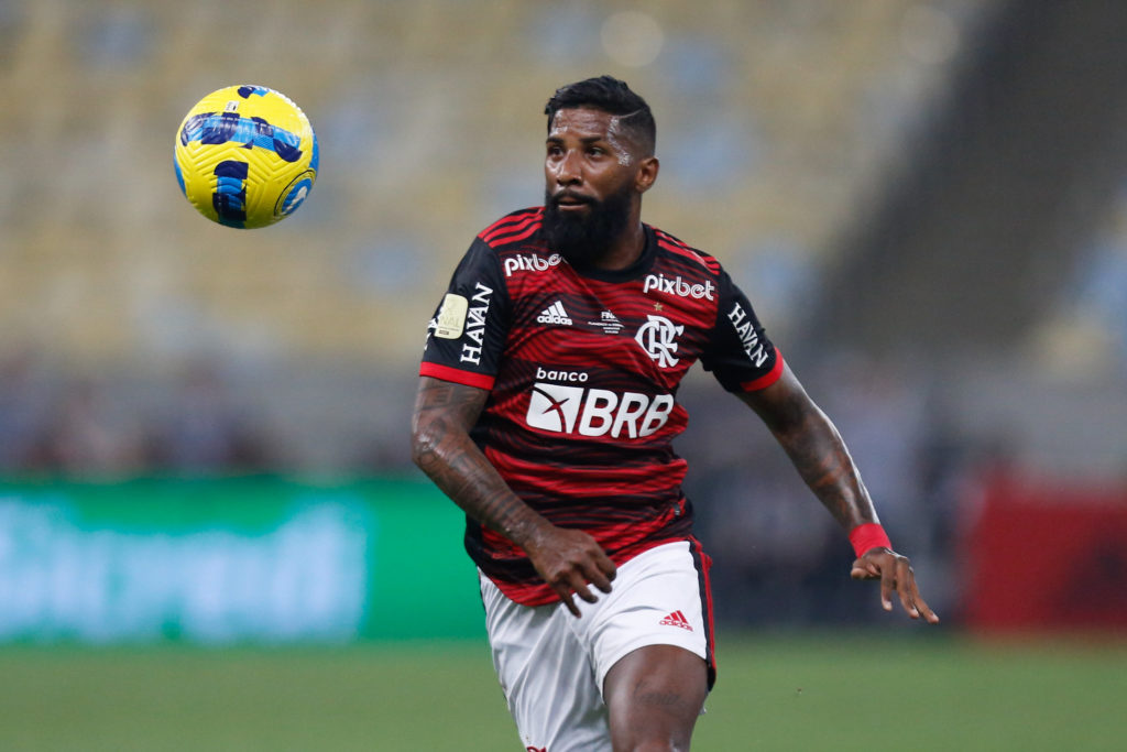 Ex-Flamengo entra na mira de rival rubro-negro e pode retornar ao futebol brasileiro em 2026