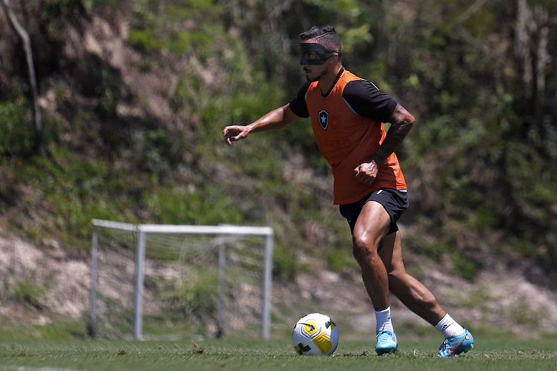 O lateral-direito Rafael está liberado e treinando com o restante do elenco