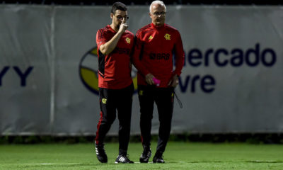 Dorival Jr conversa com o auxiliar Lucas Silvestre no CT Ninho do Urubu