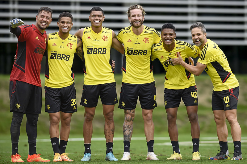 Jogadores do Flamengo posam para foto após o treino