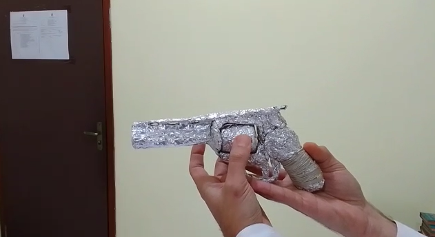 SEAP apreende simulacro de revólver, celulares e drogas