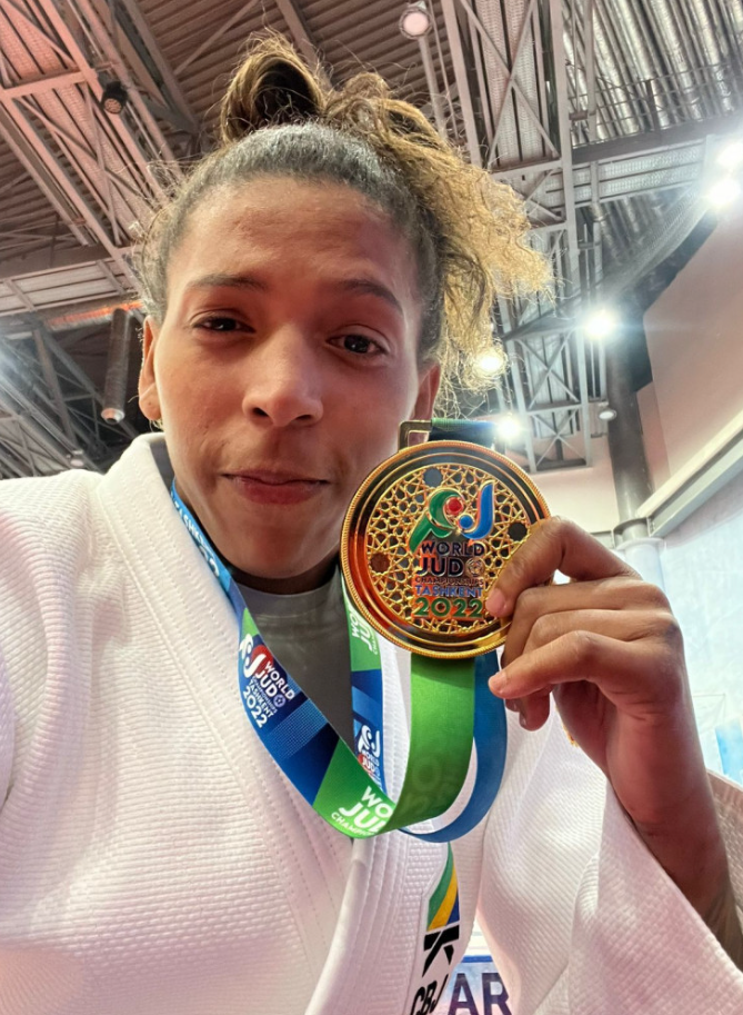 Rafaela Silva com a medalha de ouro (Foto: Acervo pessoal)