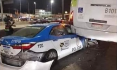 Acidente entre dois ônibus e viatura deixa dois feridos na Av. Brasil