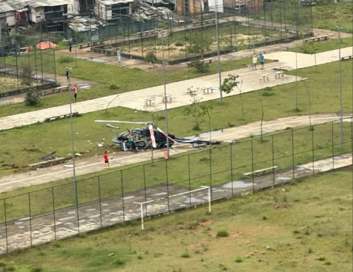 [VÍDEOS] Helicóptero cai em São Paulo e deixa feridos