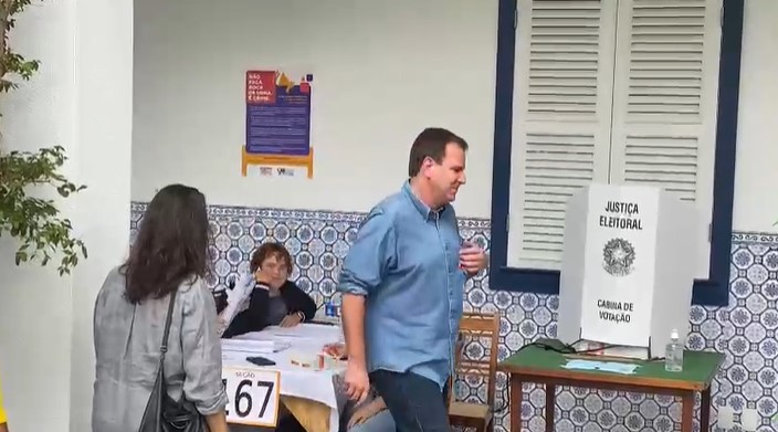 Eduardo Paes vota no Rio