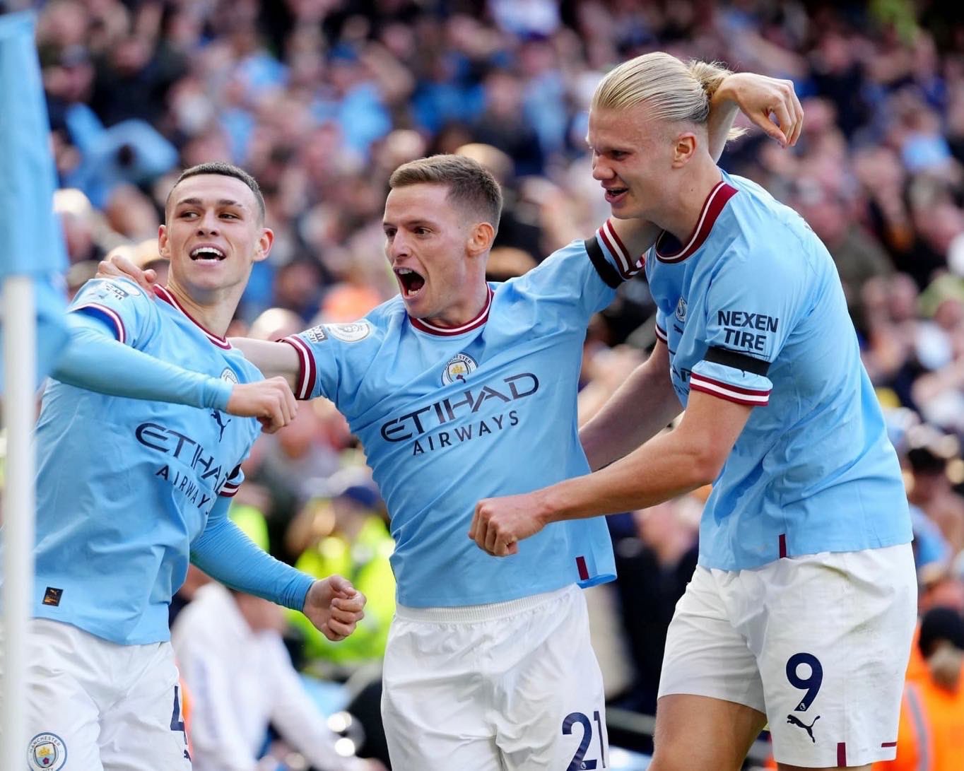 Jogadores do City comemoram gol pela Premier League