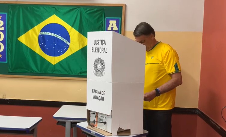 Jair Bolsonaro vota no Rio