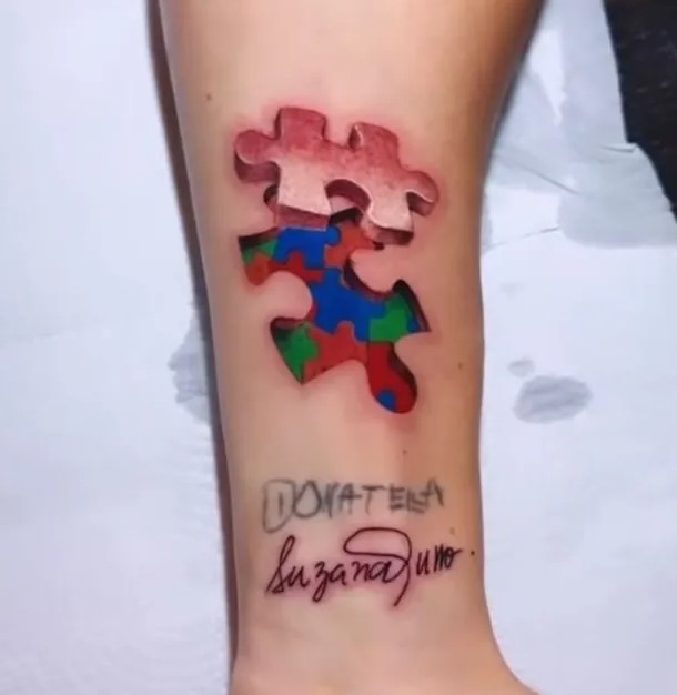 Marcos Mion faz tatuagem em homenagem ao filho