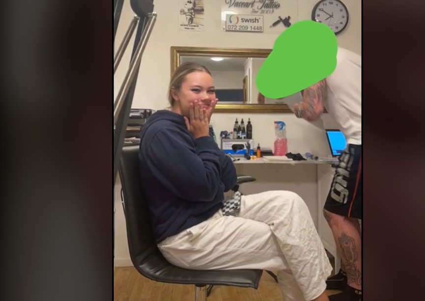 Mulher faz tatuagem na boca e dá errado