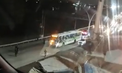 Ônibus estacionado na Linha Vermelha