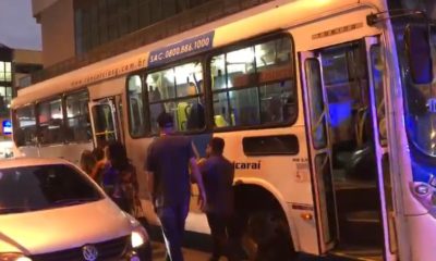 Polícia usa ônibus para encaminhar presos para a delegacia
