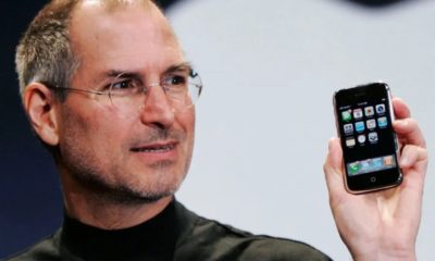 Steve Jobs com o iPhone original