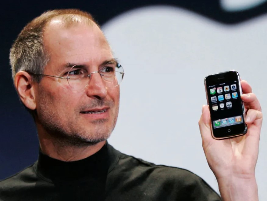 Steve Jobs com o iPhone original