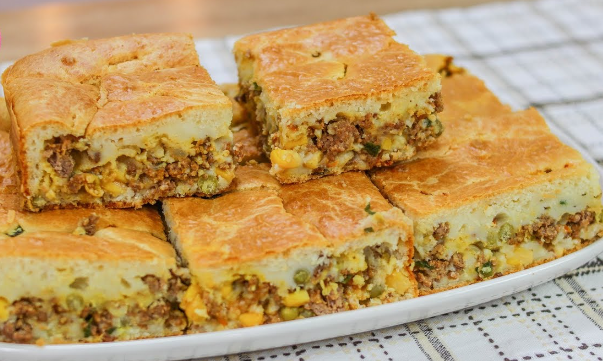 Torta de liquidificador com recheio de carne moída