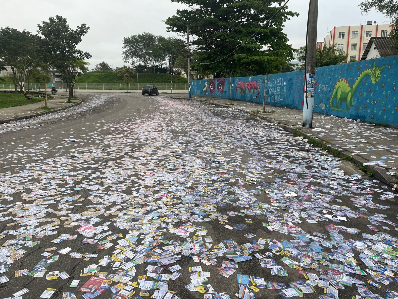 Rua Marechal Marciano, em Bangu, tomada de santinhos