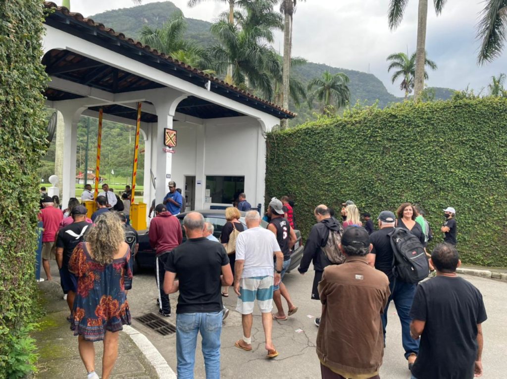 Eleitores no Gávea Golf Club, em São Conrado, na Zona Sul do Rio