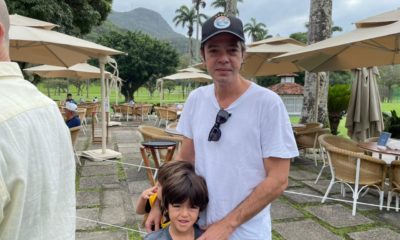 Bruno Mazeo ao lado do filho pouco antes de votar, na Zona Sul do Rio