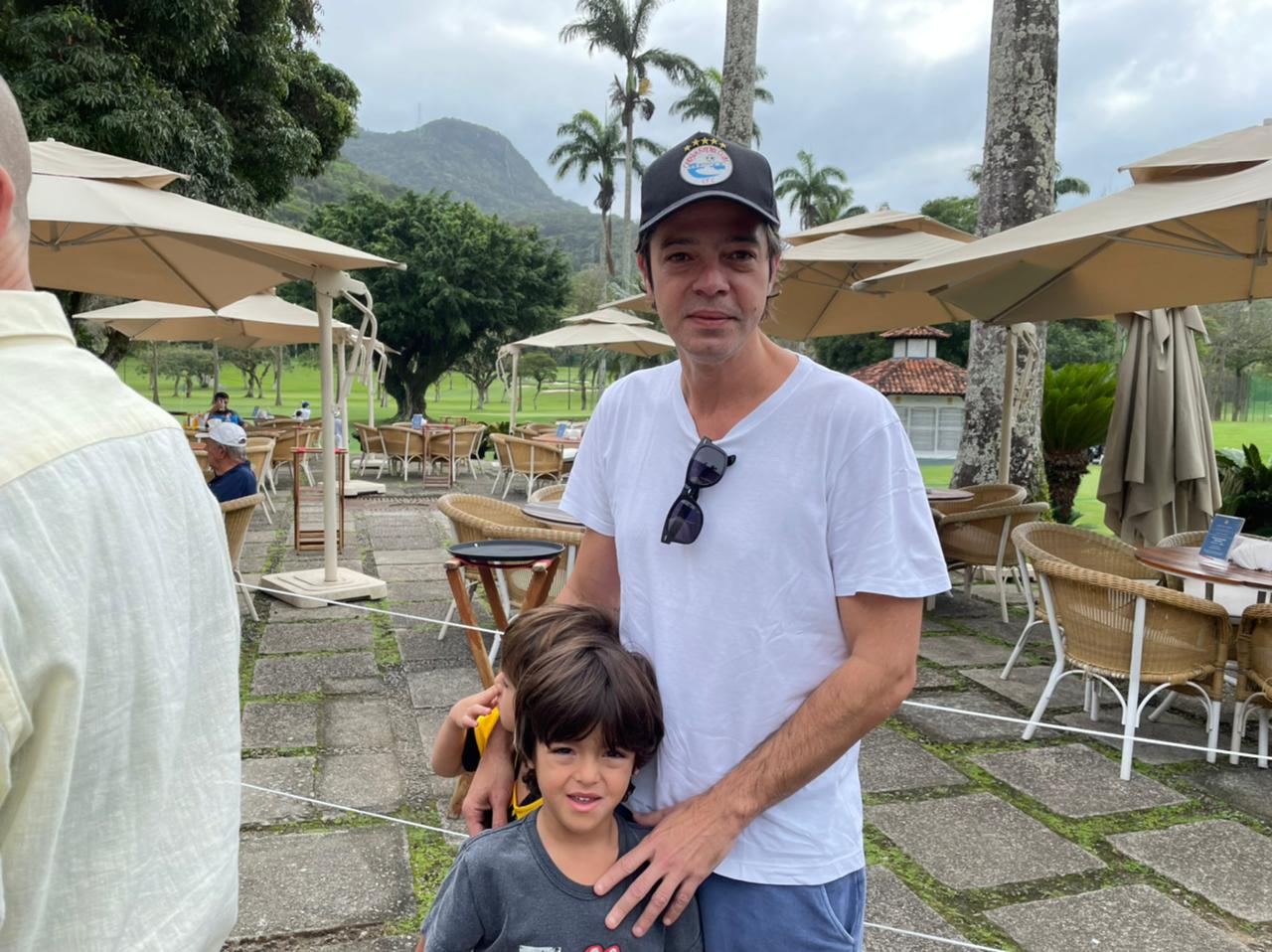 Bruno Mazeo ao lado do filho pouco antes de votar, na Zona Sul do Rio