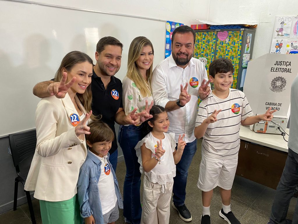 Cláudio Castro ao lado da família em seção eleitoral na Barra da Tijuca