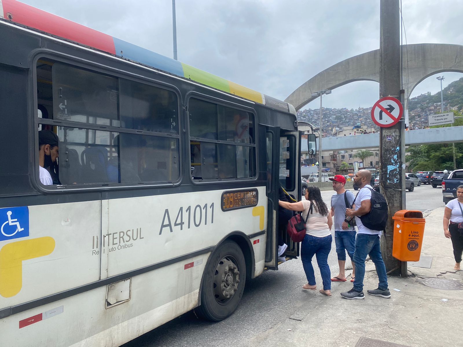 Ônibus na Rocinha, comunidade da Zona Sul do Rio