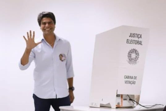 Pedro Paulo vota na Taquara