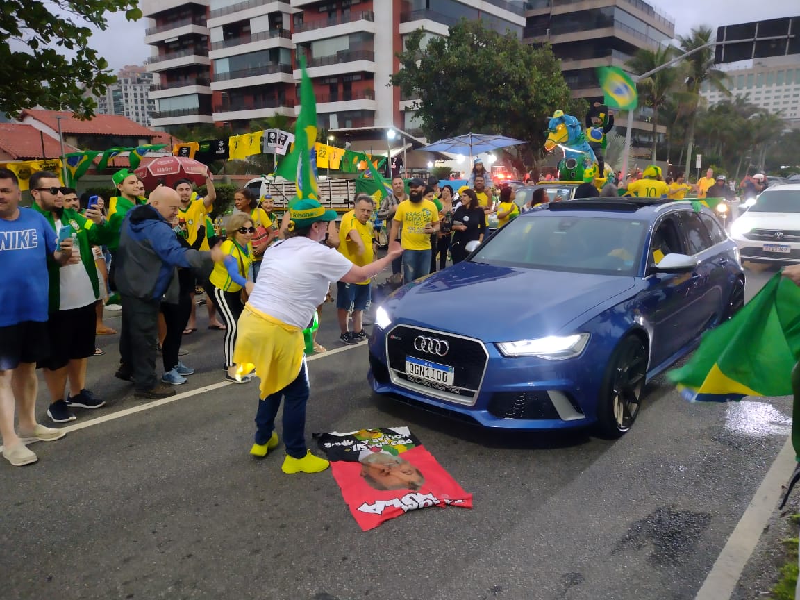 Dezenas de apoiadores de Bolsonaro se concentram na Barra da Tijuca durante apuração dos votos