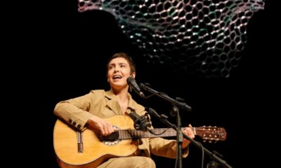 Antes de lançar álbum de inéditas, Adriana Calcanhotto canta a R$ 5 no Teatro João Caetano