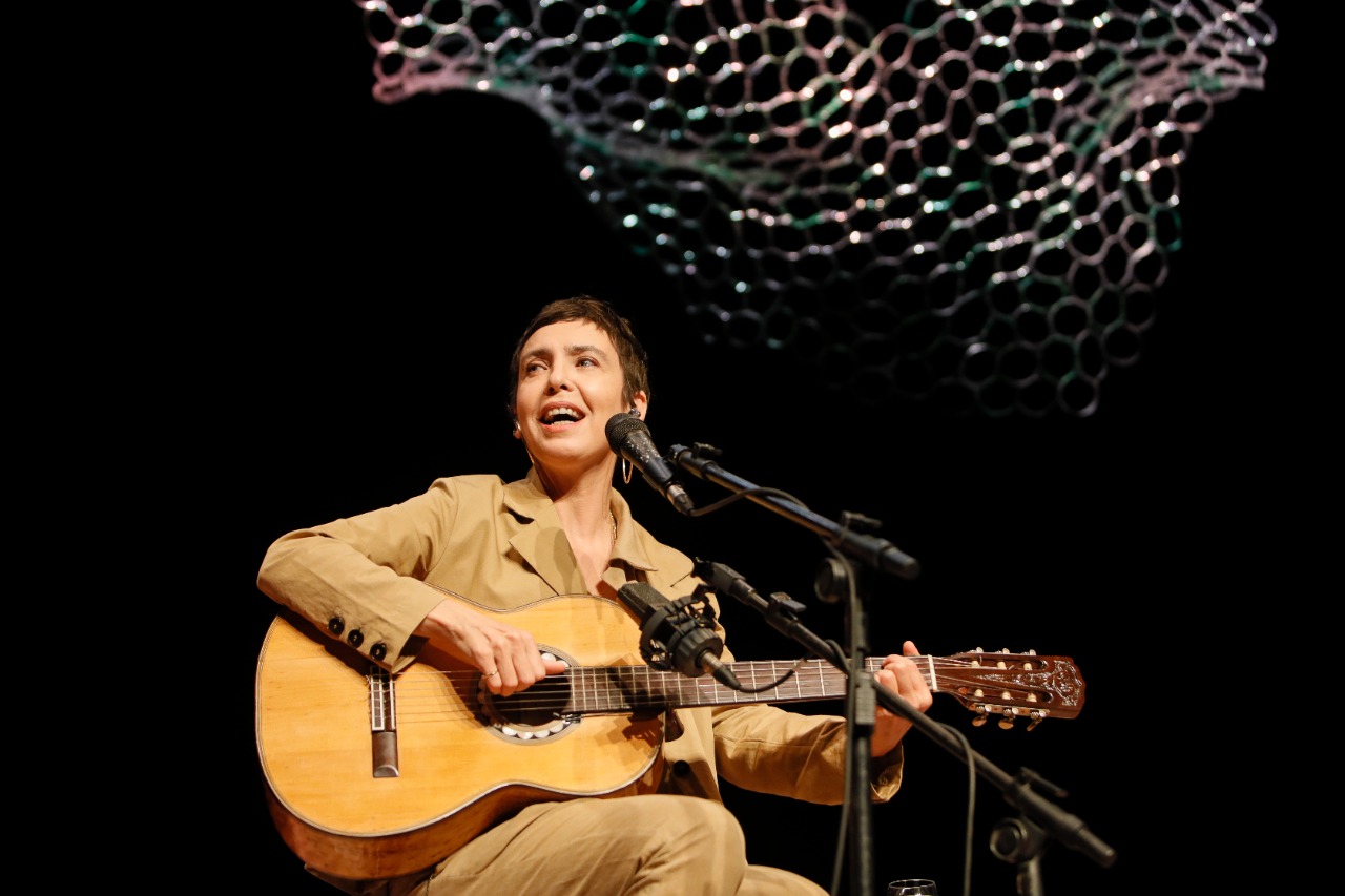 Antes de lançar álbum de inéditas, Adriana Calcanhotto canta a R$ 5 no Teatro João Caetano