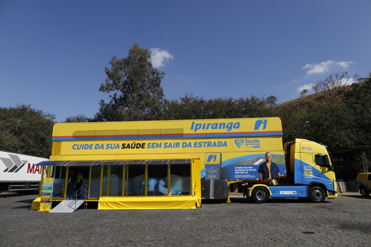 Maior carreta de saúde do Brasil, que oferece atendimento a caminhoneiros e moradores, chega a 6 cidades mineiras