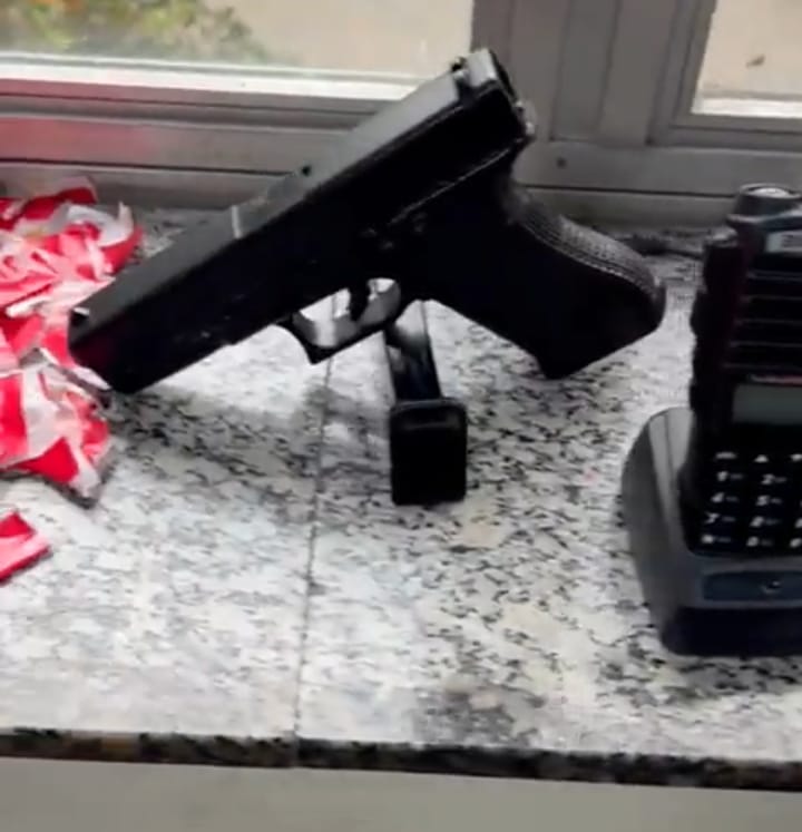 Revólver apreendido na comunidade Xuxa, na Zona Norte