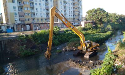 Desassoreamento do Rio Grande, na Cidade de Deus, Zona Oeste do Rio