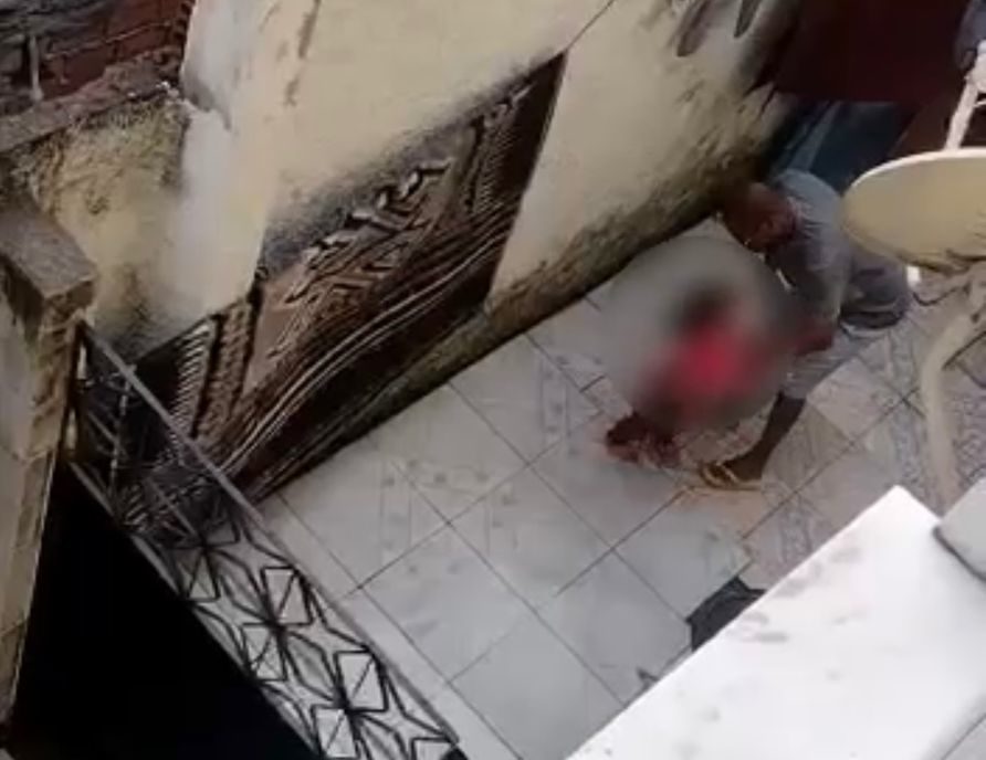 Pai agride filhas de 3 e 4 anos em Padre Miguel