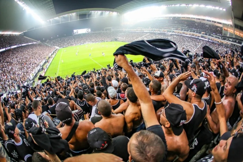 Torcida do Flamengo lota internet com apoio ao Corinthians antes do Dérbi;  veja tuítes e entenda