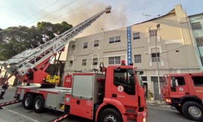 Incêndio atinge imóveis no Centro do Rio e provoca fechamento de escola particular