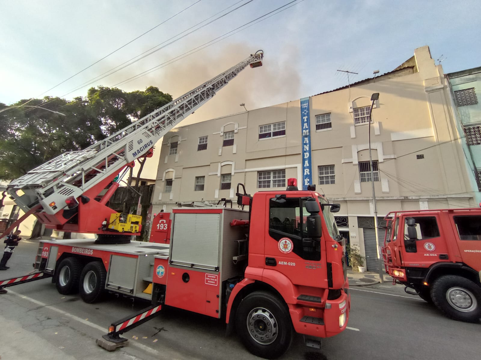 Incêndio atinge imóveis no Centro do Rio e provoca fechamento de escola particular