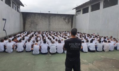 Polícia Penal retira presos de cela para revista e encontra celulares e drogas em unidades prisionais no Rio