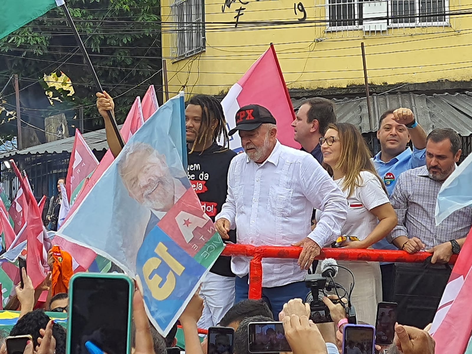 Lula cumpre agenda de campanha no Complexo do Alemão