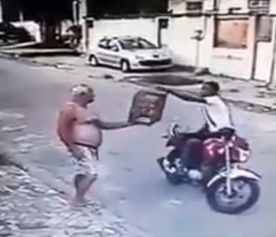 O assaltante chega de moto, mostra a arma, pega a gaiola e vai embora