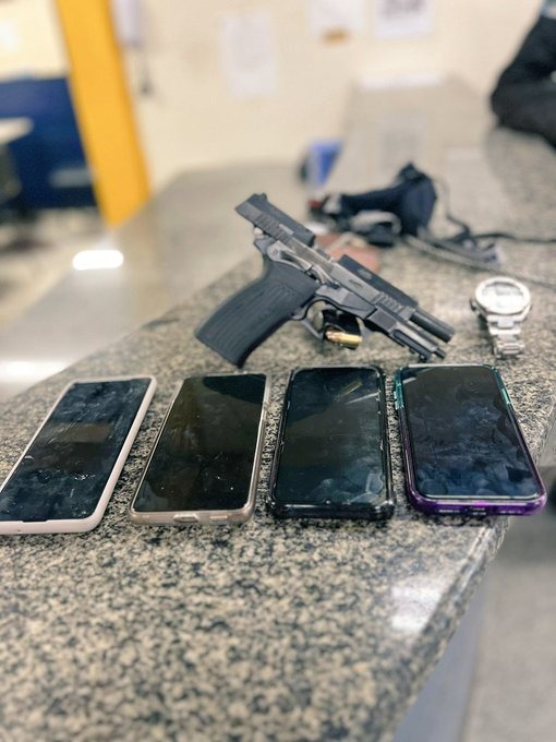 Celulares, uma pistola, um veículo e outros materiais foram apreendidos