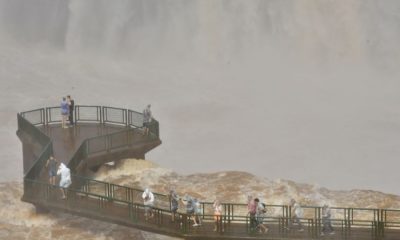 Passarela sobre Cataratas do Iguaçu fica parcialmente destruída após alta vazão no lado argentino