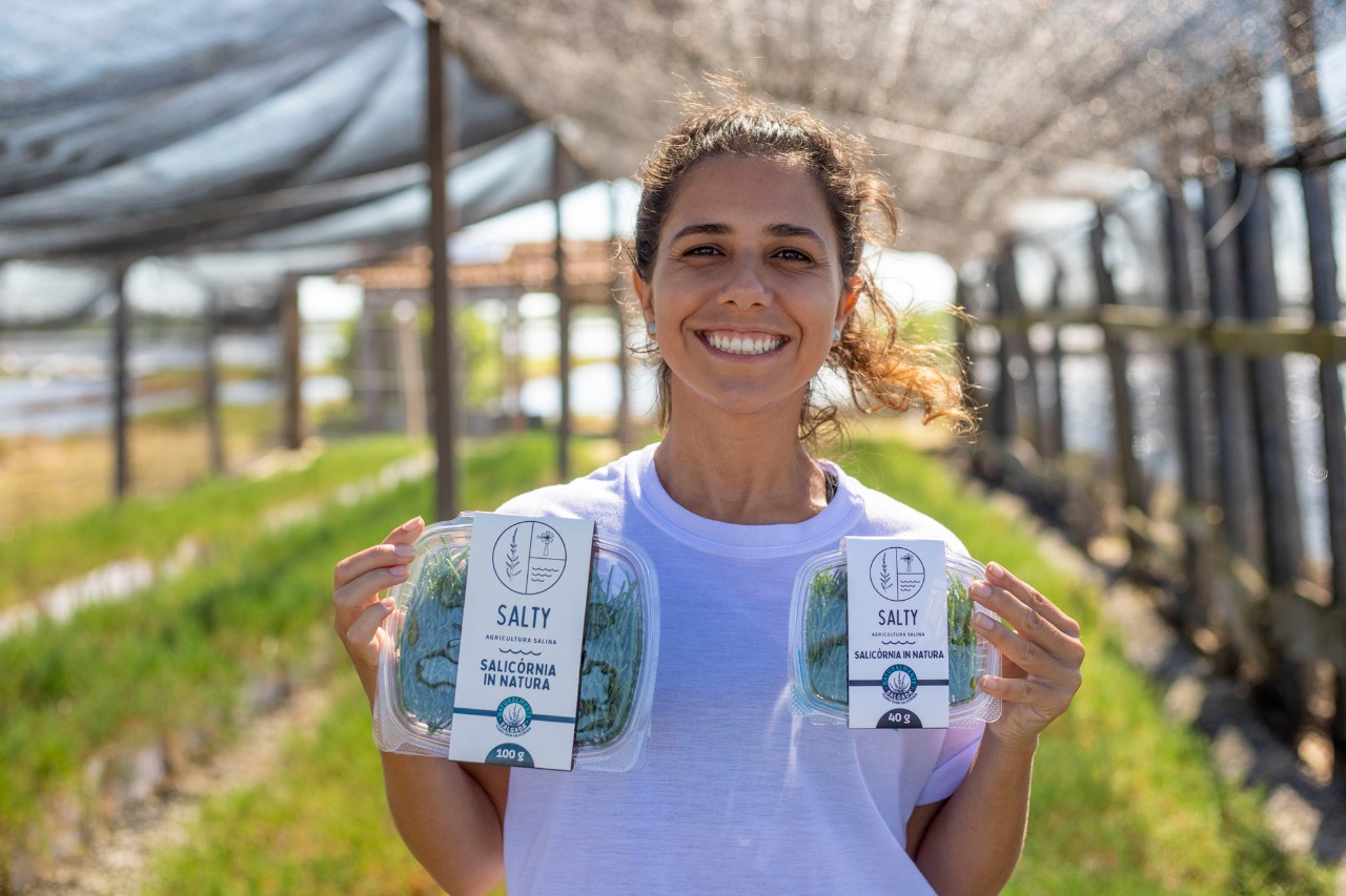 Oceanógrafa finalista do prêmio Top Ten Innovators 2022 Camila Reveles lança startup de agricultura marinha