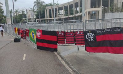 Torcedores do Flamengo já movimentam o entorno do Maracanã