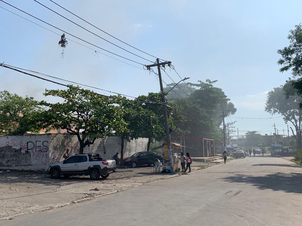 Incêndio atinge galpão abandonado em Irajá, na Zona Norte do Rio
