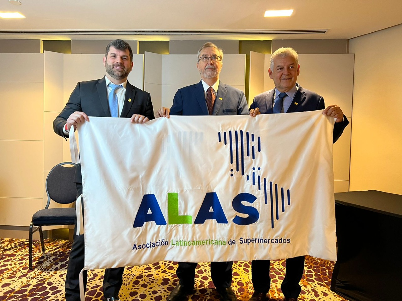 A nova diretoria da ALAS (da esquerda para a direita): Fábio Queiróz (Brasil), vice-presidente; Ricardo Zorzon (Argentina) presidente; e Jaime Cabral (Colômbia) vice-presidente