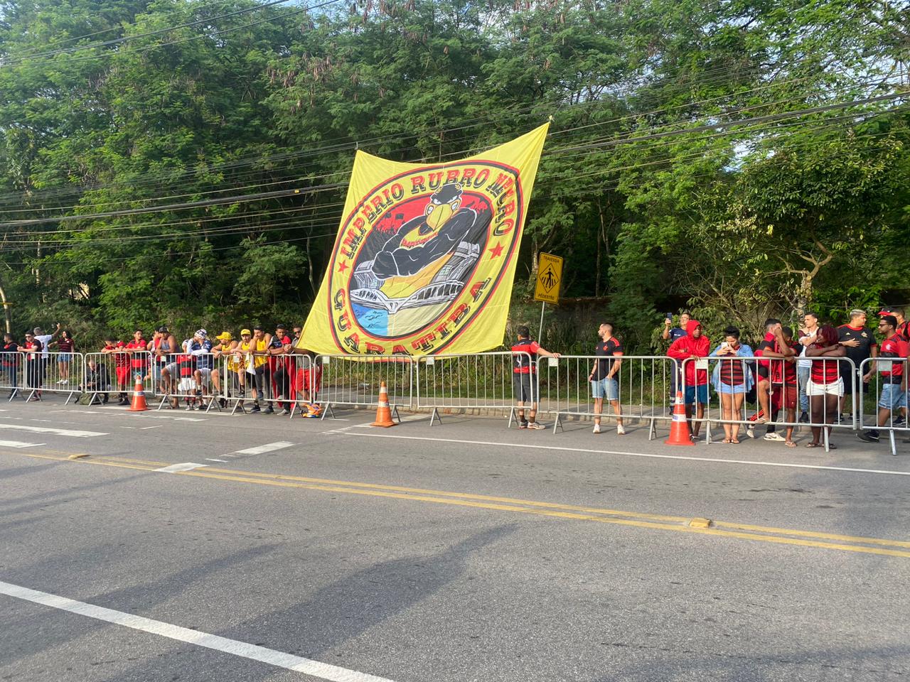 Torcedores do Flamengo no Ninho do Urubu