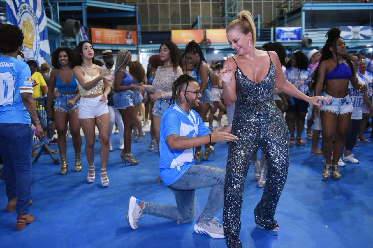 Jornada dupla! Paula Bergamin prestigia festa do Prêmio Machine e o 1º ensaio da Vila Isabel